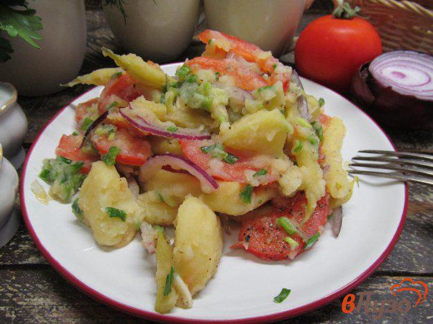 фото рецепта: Теплый картофельный салат с помидором и фасолью