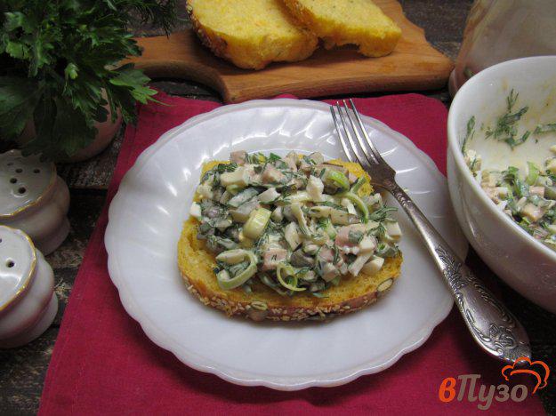 фото рецепта: Салат с ветчиной каперсами и луком-порей