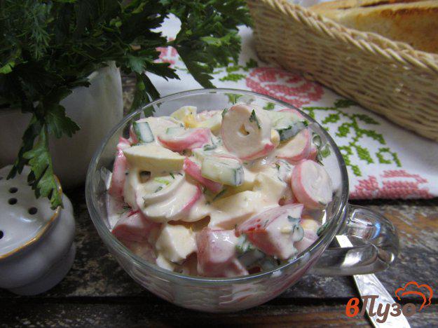 фото рецепта: Салат с крабовыми палочками и сыром моцарелла
