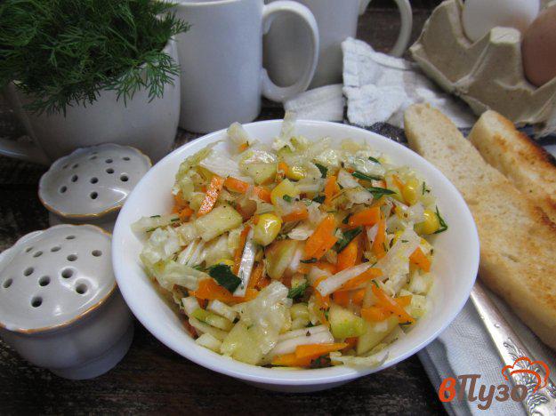 фото рецепта: Легкий салат с пекинской капустой тыквой и кукурузой