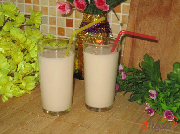 фото рецепта: Коктейль из молока с мороженым и инжиром