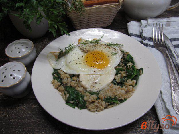 фото рецепта: Овсяная каша со шпинатом и яйцом