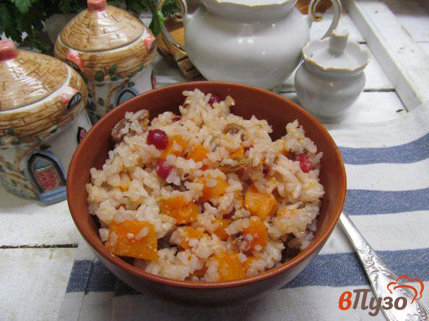 фото рецепта: Рисовая каша с тыквой изюмом и клюквой