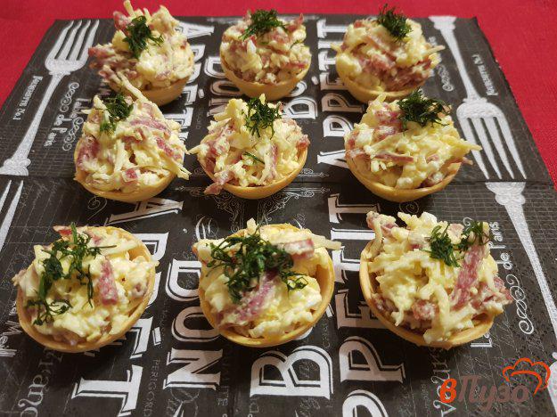 фото рецепта: Тарталетки с яйцом, сырокопченой колбасой и сыром