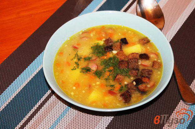 фото рецепта: Гороховый суп с копчеными колбасками и сухариками