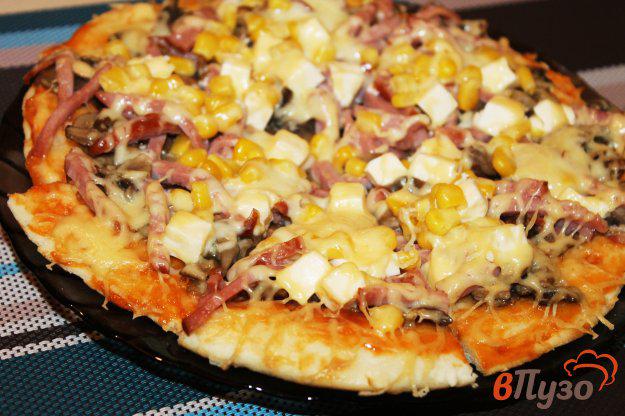 фото рецепта: Пицца мясная с грибами и консервированной кукурузой на сковороде