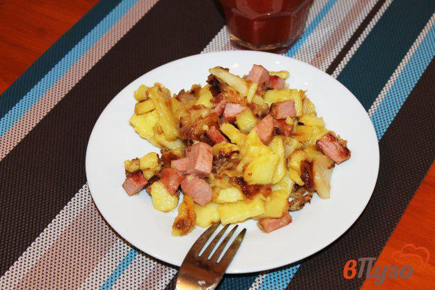 фото рецепта: Жареный картофель по - домашнему с сардельками, чесноком и луком