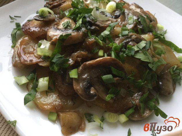 фото рецепта: Жареный картофель с шампиньонами, луком и зеленью