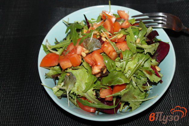 фото рецепта: Микс салат с помидорами и кедровыми орехами