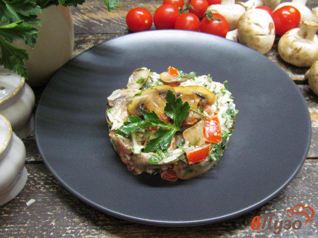 фото рецепта: Салат из жареных шампиньонов с помидором