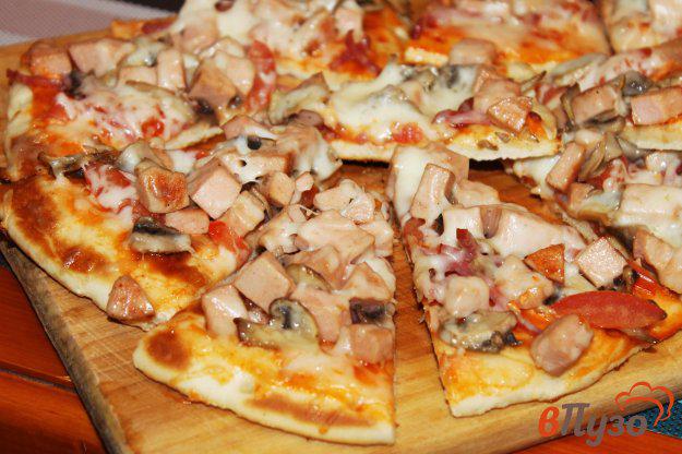 фото рецепта: Пицца на сковороде с вареной колбасой и грибами