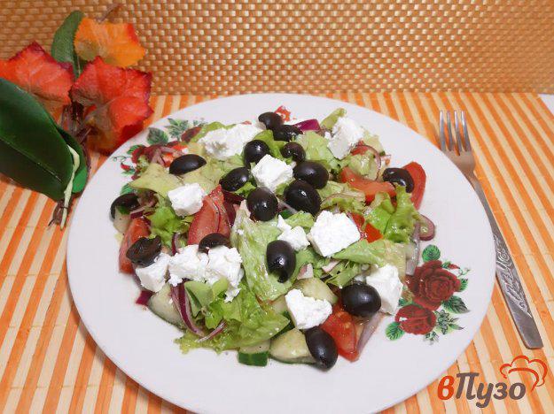 фото рецепта: Салат с крабовыми палочками, маслинами и фетой