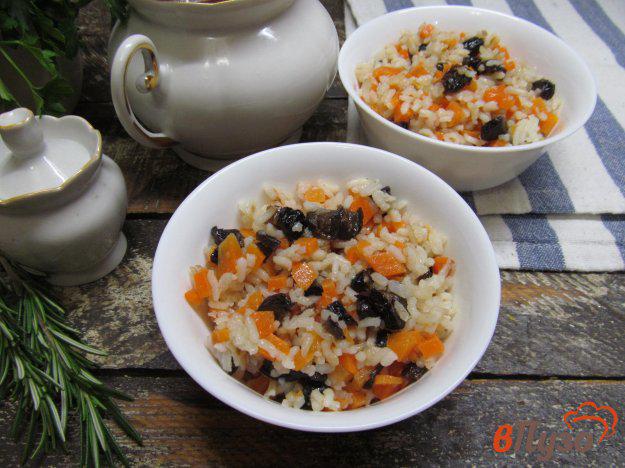фото рецепта: Тушеная морковь с рисом и черносливом