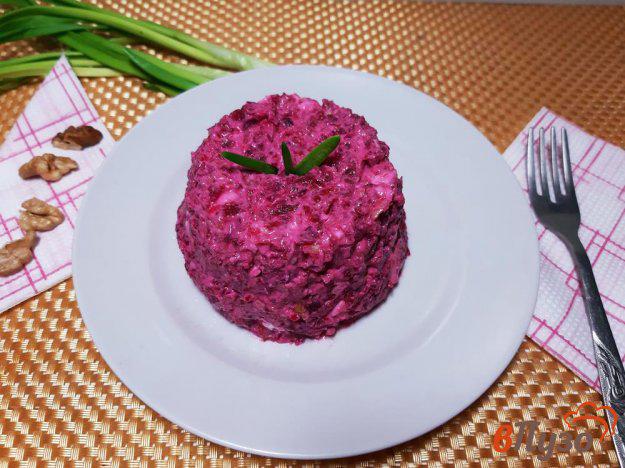 фото рецепта: Салат из свеклы с орехами и фетой