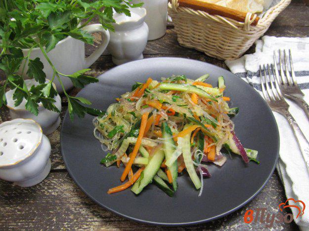 фото рецепта: Салат с фунчозой и овощами