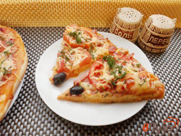 фото рецепта: Пицца с копченостями сыром и помидорами
