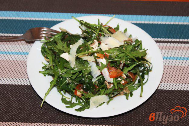 фото рецепта: Салат из рукколы с шампиньонами и сыром