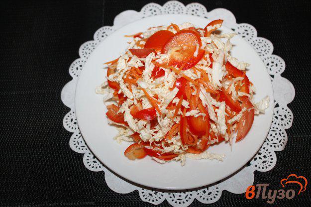фото рецепта: Салат из пекинской капусты с помидорами перцем и морковью