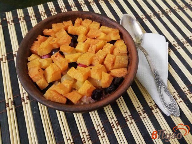 фото рецепта: Ячневая каша, запечённая с тыквой, ягодами и сухофруктами