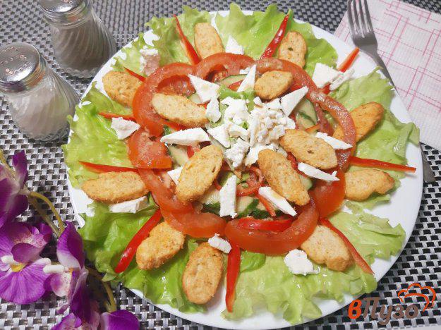 фото рецепта: Салат овощной с фетой и сухариками