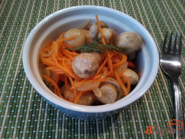 фото рецепта: Шампиньоны маринованные с морковью и луком