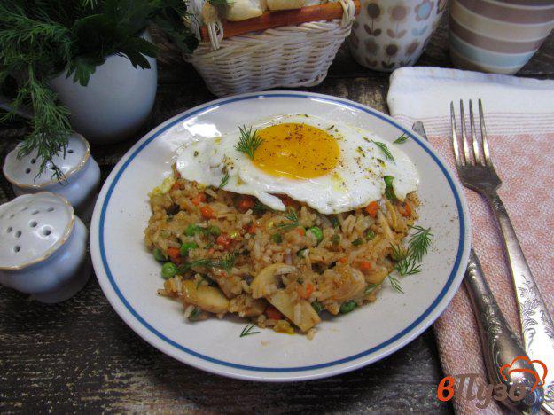фото рецепта: Жареный рис с грибами и яйцом