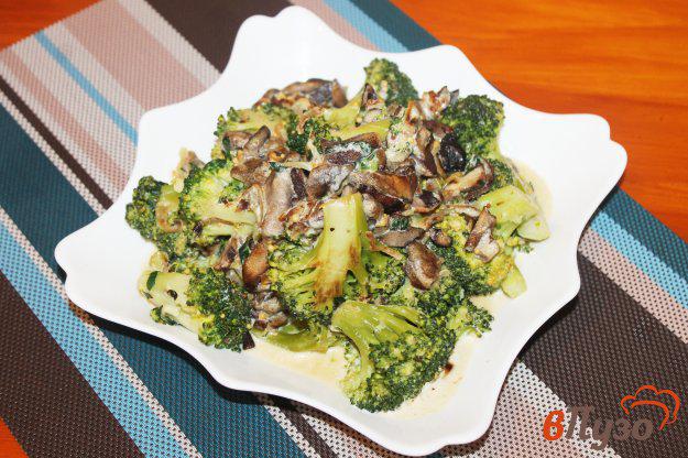 фото рецепта: Гарнир из брокколи грибов и шпината
