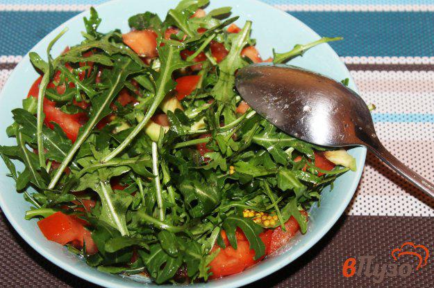 фото рецепта: Салат из рукколы с авокадо