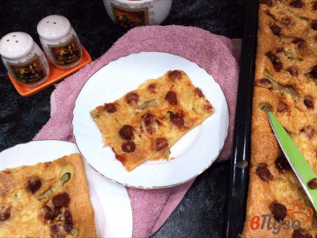 фото рецепта: Пицца на жидком тесте с колбасками и огурцами