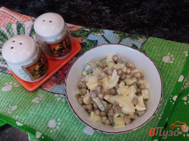 фото рецепта: Простой салат с яйцами и горошком