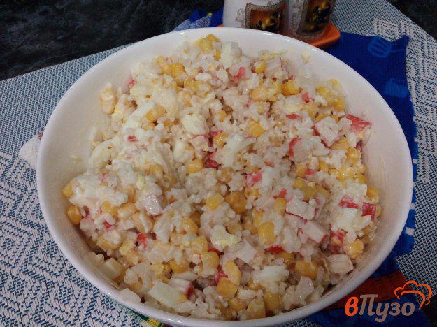 фото рецепта: Салат с крабовыми палочками, рисом и яйцами