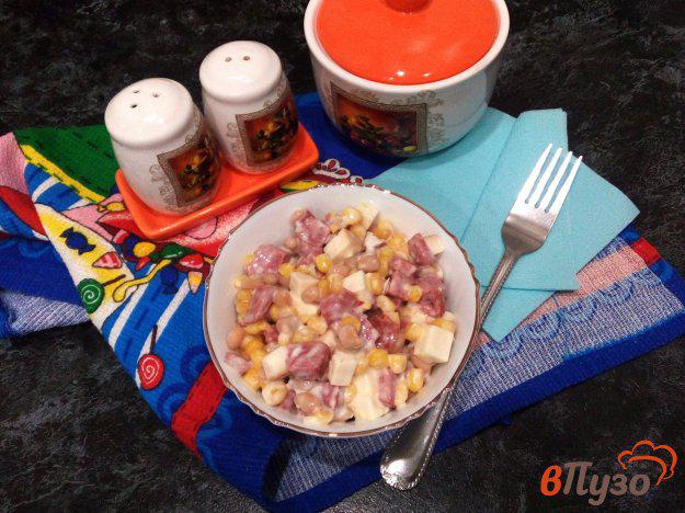 фото рецепта: Салат с копченой колбасой и копченым сыром