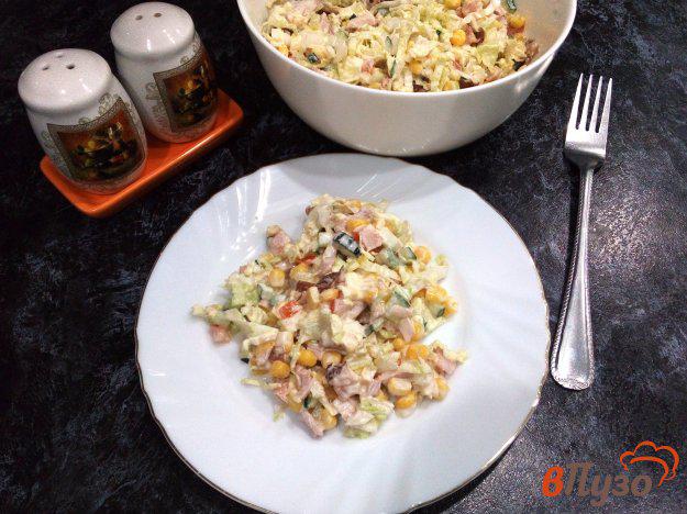 фото рецепта: Салат с копченым окорочком, пекинской капустой и кукурузой
