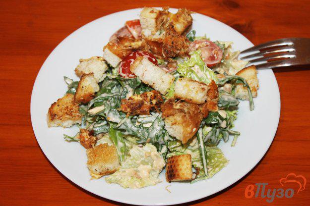 фото рецепта: Теплый микс салат с курицей и сырными сухариками