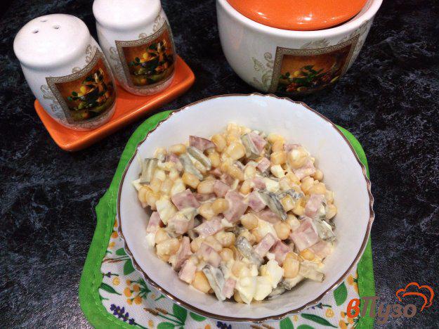 фото рецепта: Салат с яйцами и кукурузой
