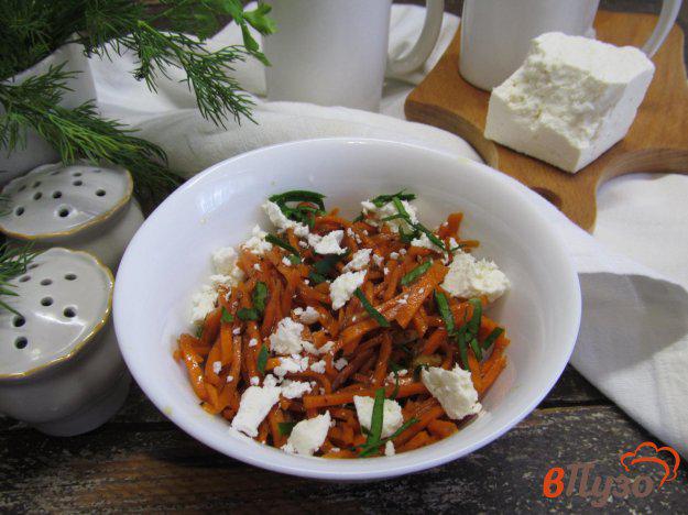 фото рецепта: Салат из моркови с брынзой и специями