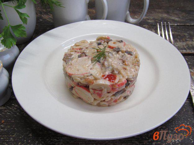 фото рецепта: Крабовый салат с пастой орзо и грибами
