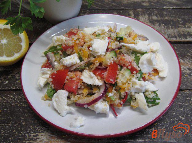 фото рецепта: Салат из кус-куса с овощами и моцареллой