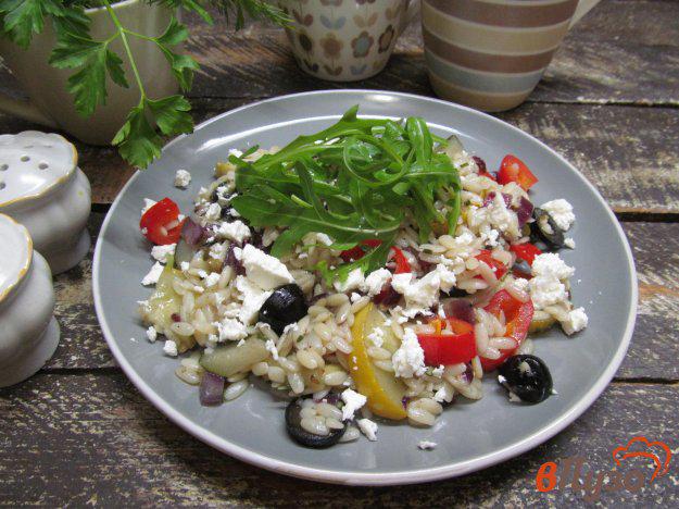 фото рецепта: Теплый салат из пасты орзо с каперсами и оливками