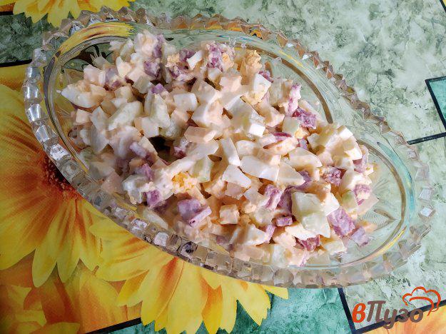 фото рецепта: Салат из варено-копчёной колбасы, сыра, огурца, яиц