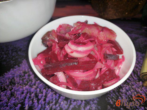 фото рецепта: Свекольный салат с сельдью и луком