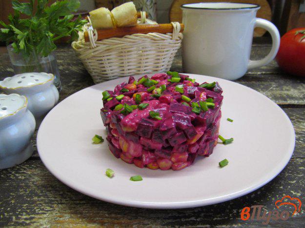 фото рецепта: Свекольный салат с плавленым сыром и кукурузой