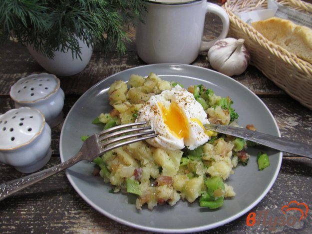 фото рецепта: Брокколи с картофелем и яйцом пашот