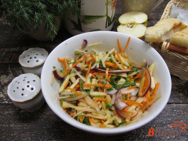 фото рецепта: Салат из яблока редьки и моркови