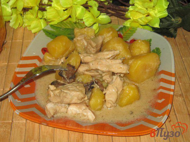 фото рецепта: Куриная грудка с грибами и картофелем в сливочном соусе