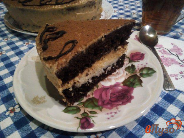 фото рецепта: Торт из шоколадного бисквита с прослойкой из кокосовой стружки