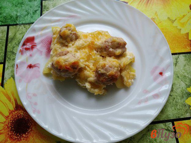 фото рецепта: Картофель с фрикадельками в сливочно-сырном соусе