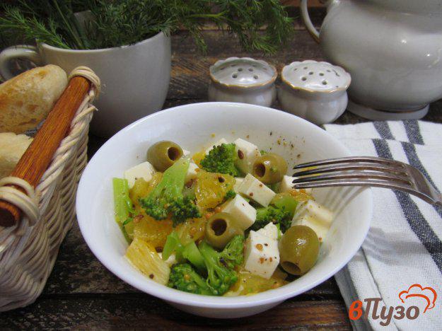 фото рецепта: Салат из брокколи с оливками и брынзой