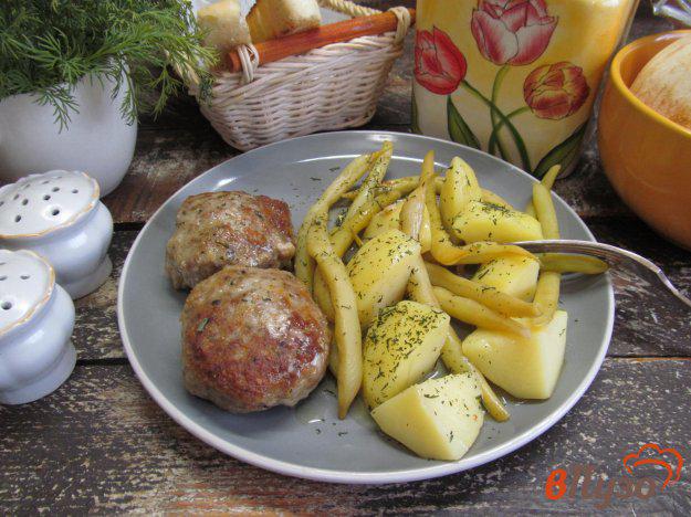 фото рецепта: Фрикадельки с фасолью и отварным картофелем