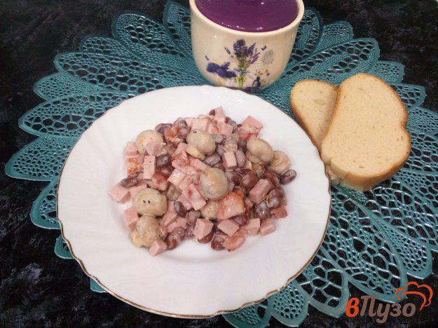 фото рецепта: Грибной салат с фасолью и помидором